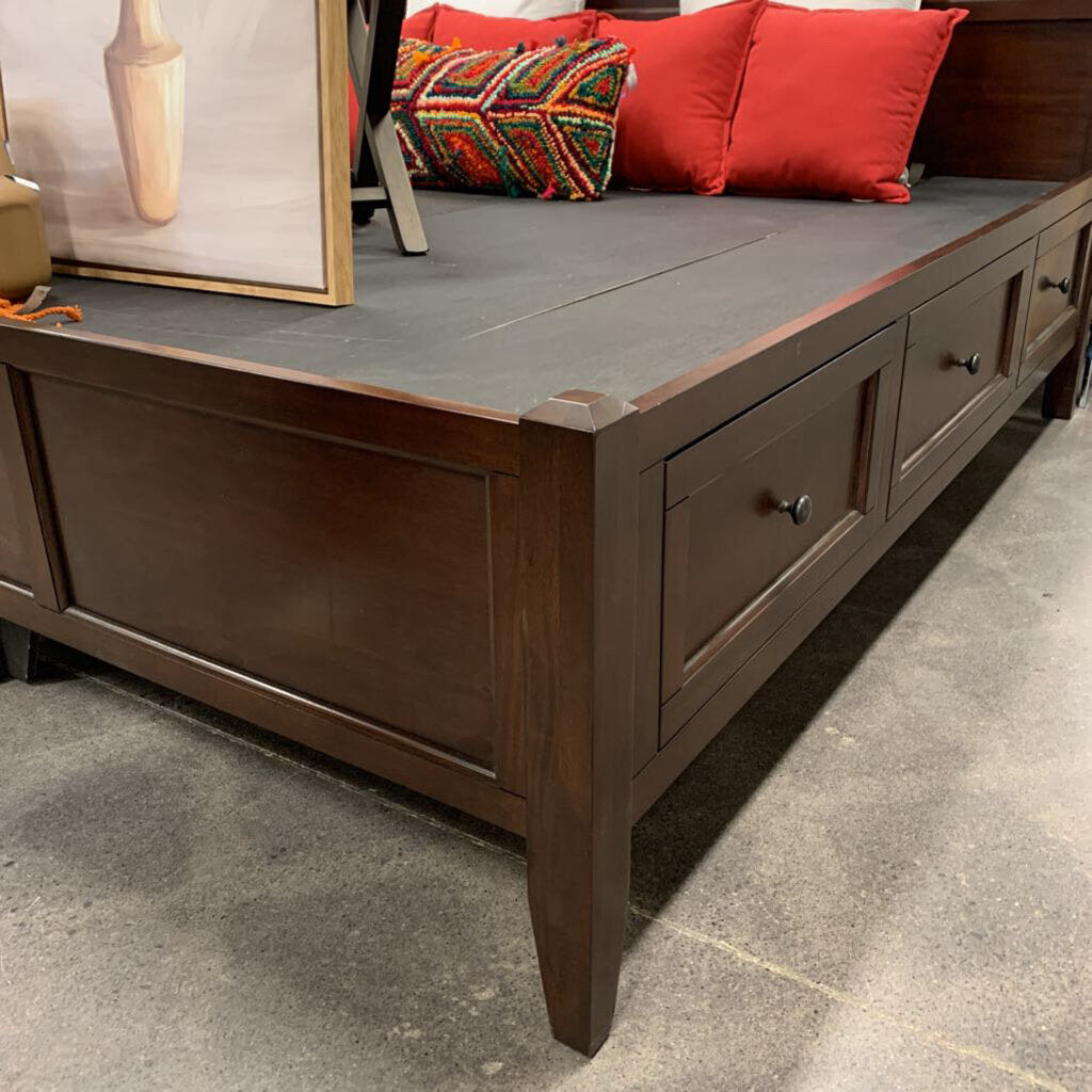 King Mansion Storage Bed