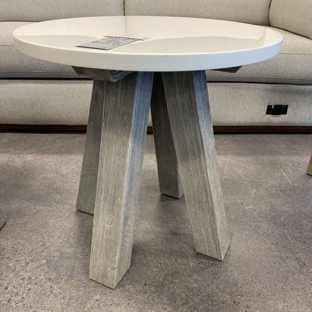 Round Side Table w Tripod Legs