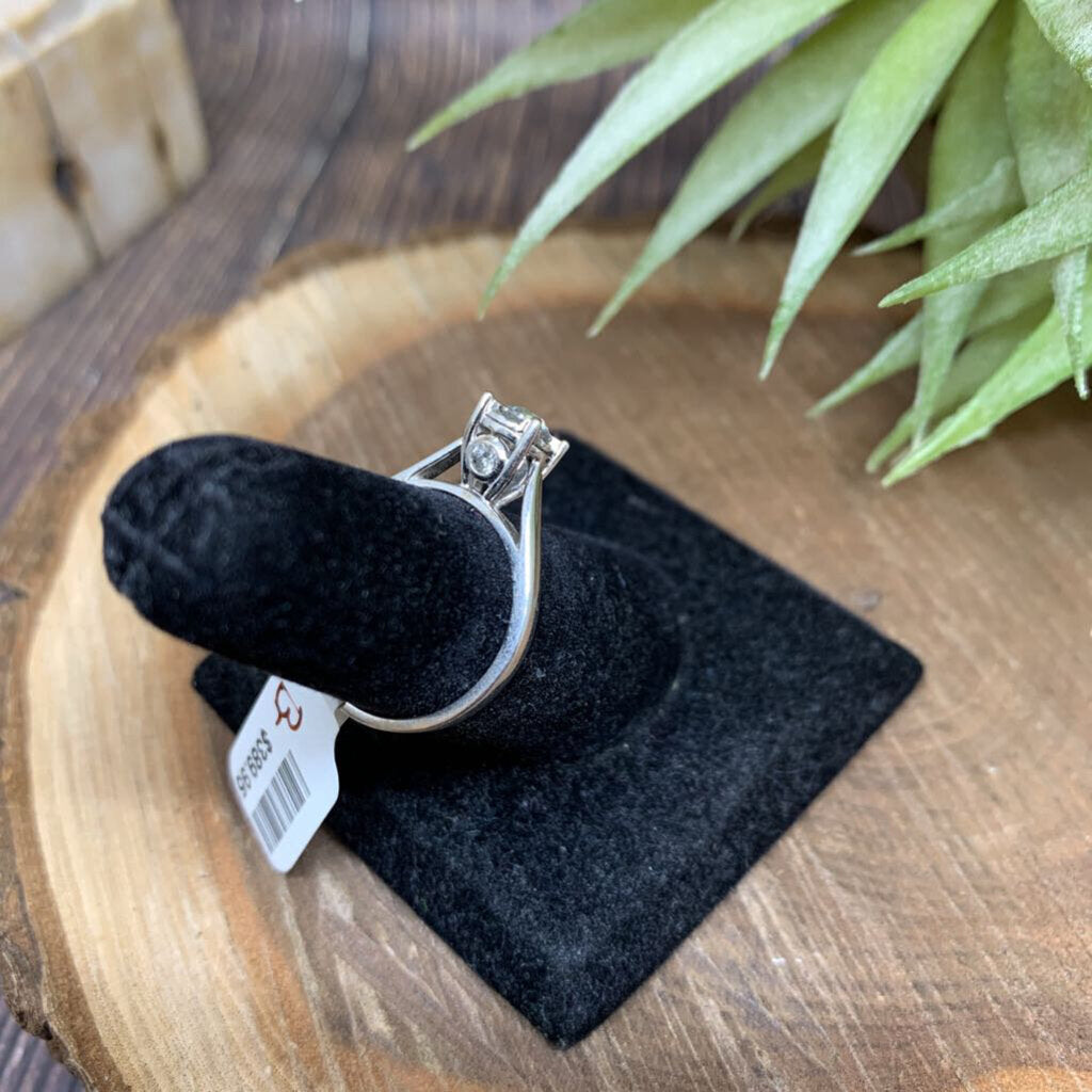 10k WG & Diamonds Ring