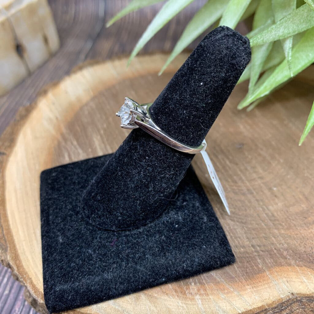 10k WG & Diamonds Ring