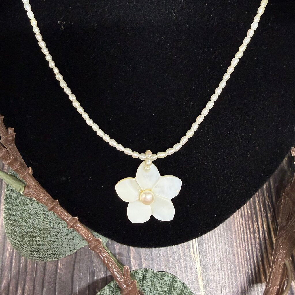 Flower Pendant Pearl Necklace