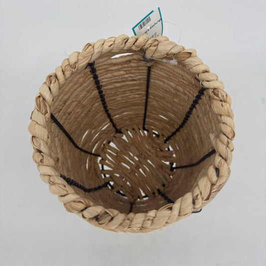Standing Basket Pot