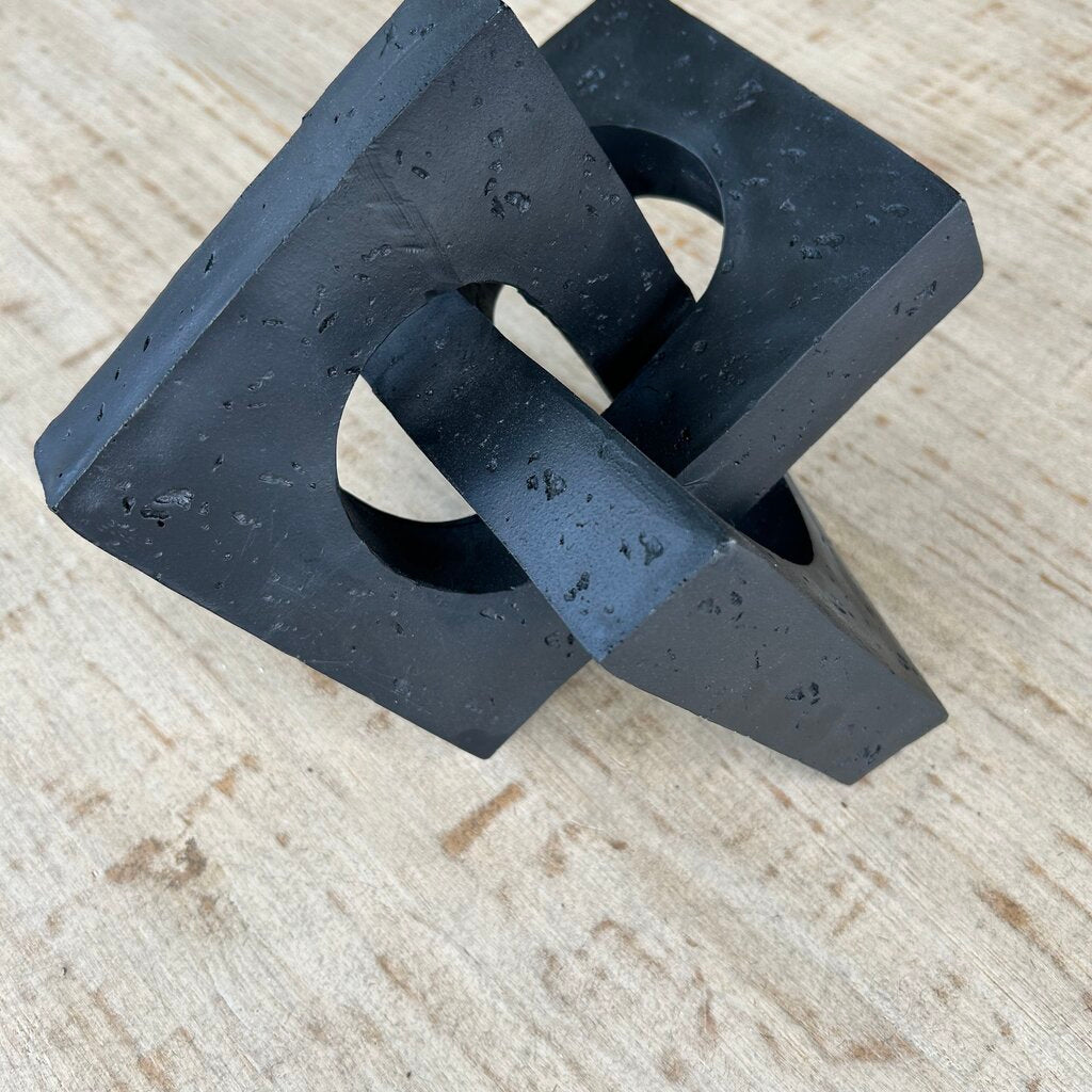 Intertwined Square Links