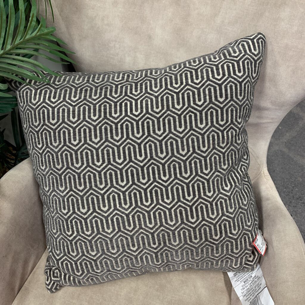 Geometric Prnt Pillow