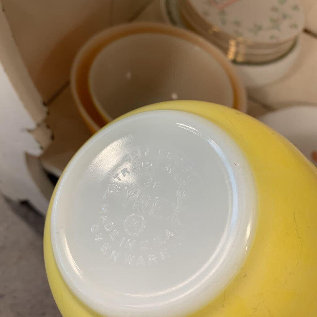Vintage Pyrex Bowl Set