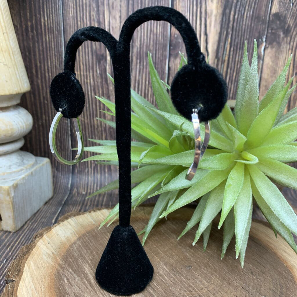 14kt Oval Hoop Earrings