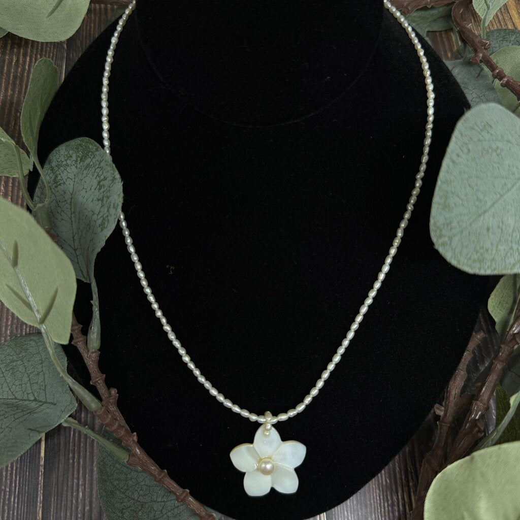 Flower Pendant Pearl Necklace