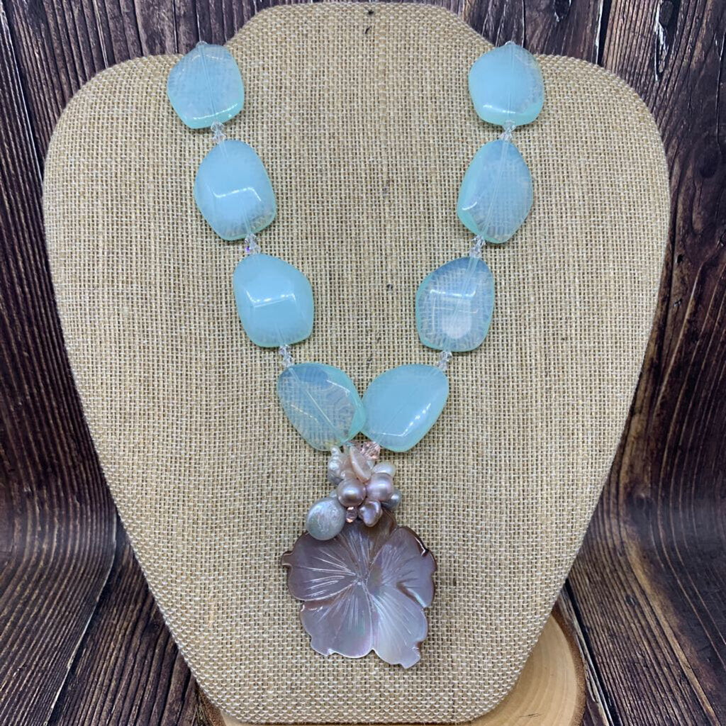 Mother of Pearl Flower Pendant Necklace