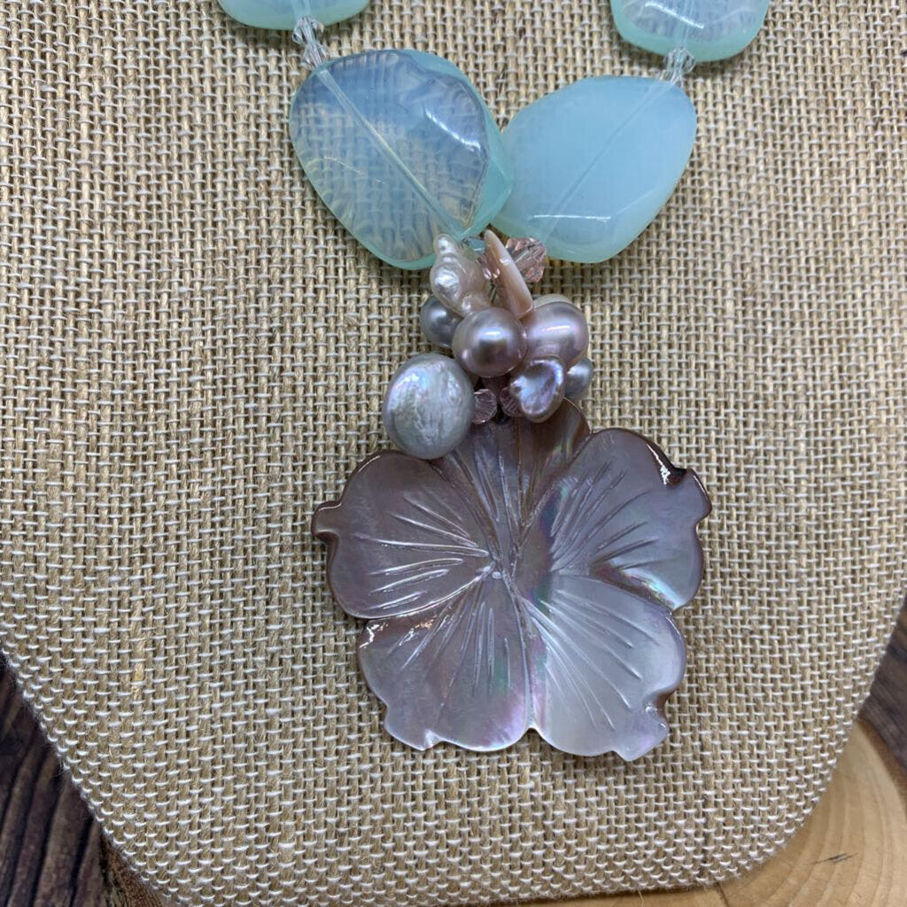 Mother of Pearl Flower Pendant Necklace