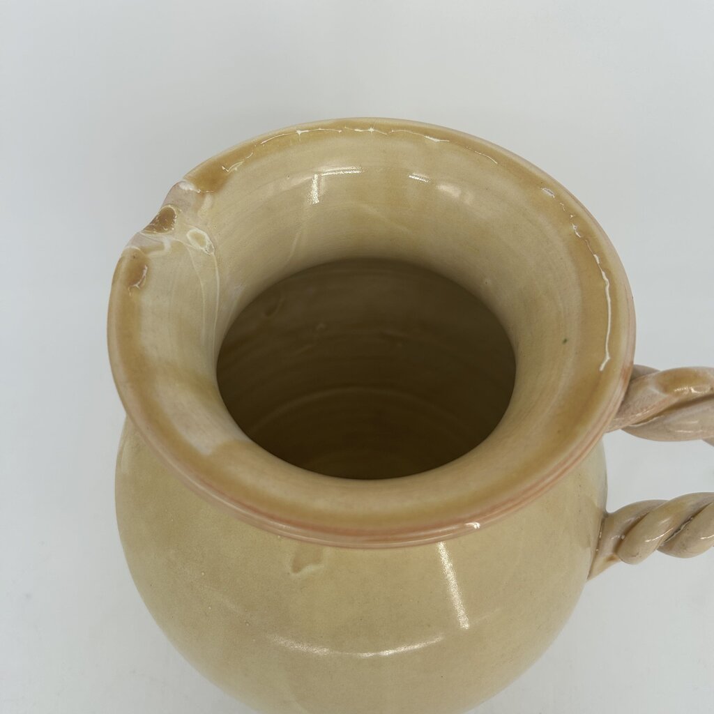 Pitcher w Twisted Handle