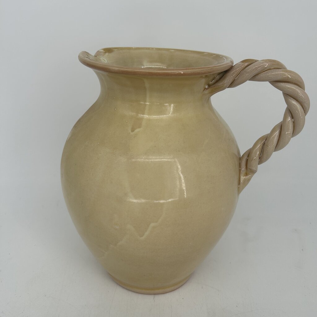 Pitcher w Twisted Handle