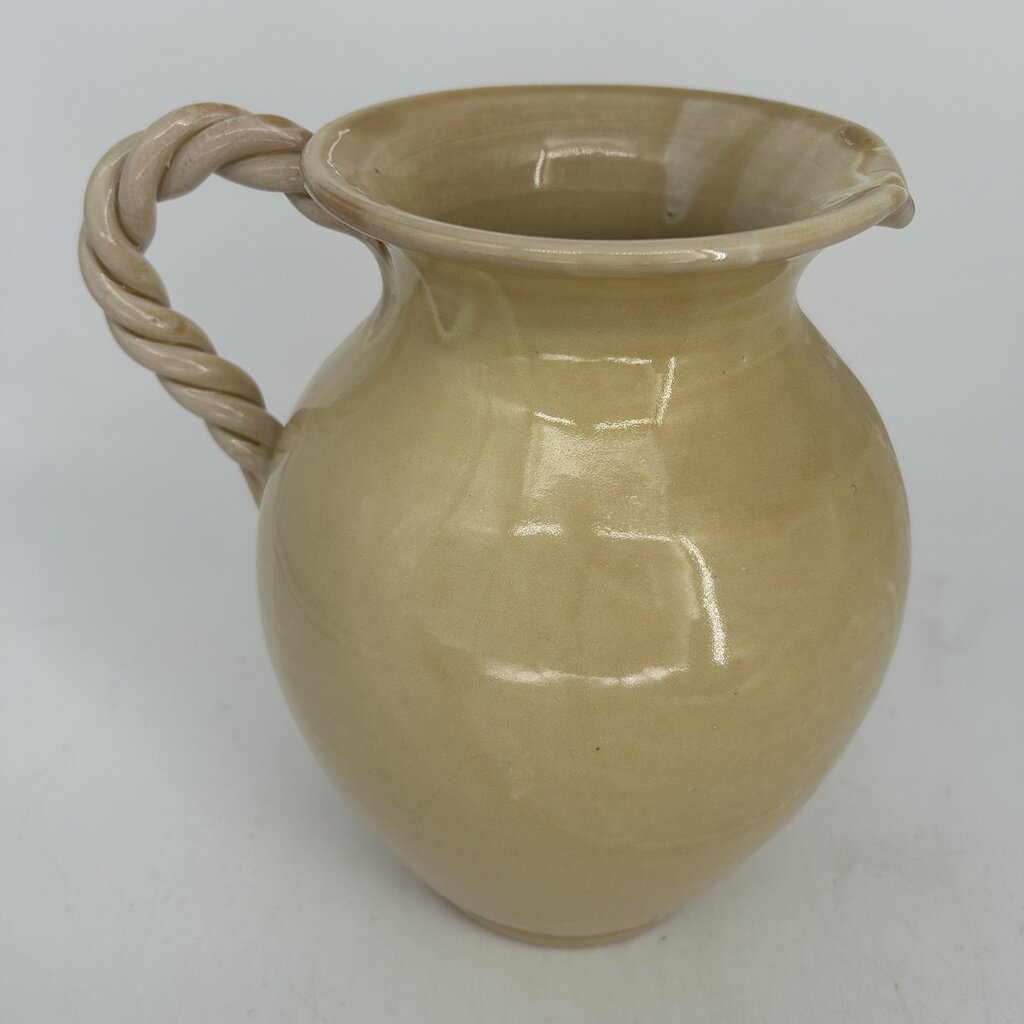 Pitcher w Twisted Handle