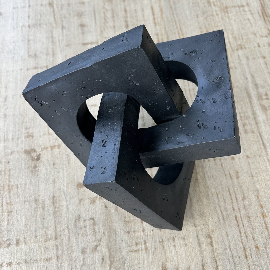 Intertwined Square Links