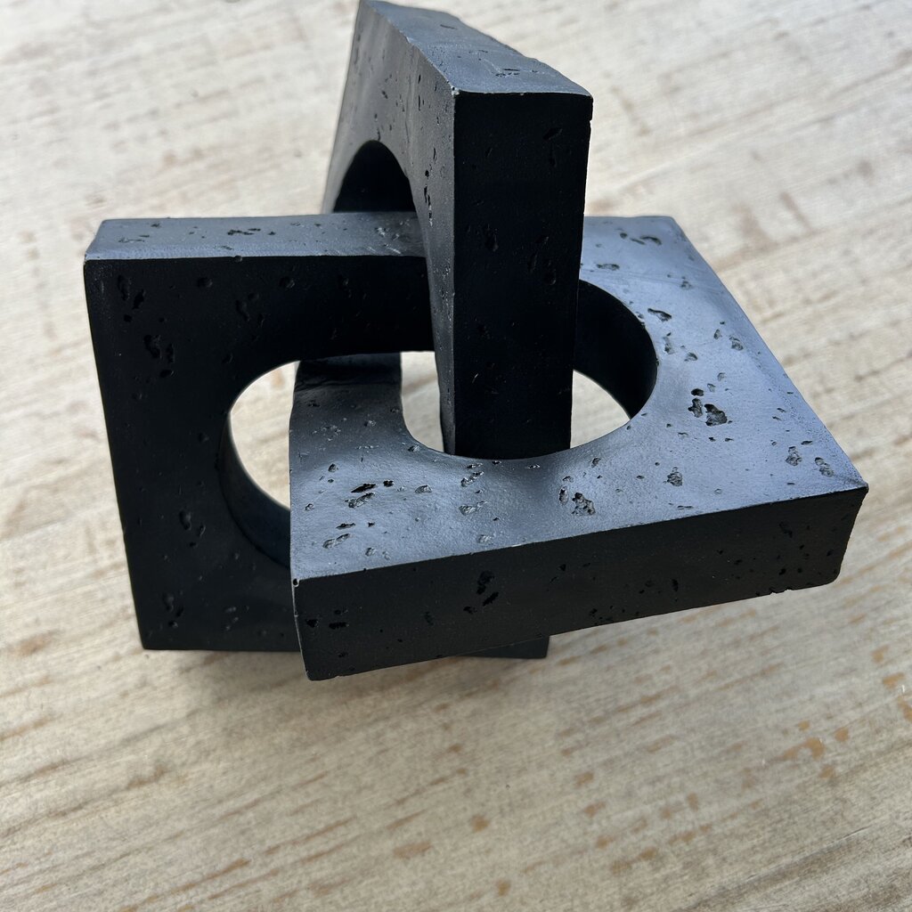 Intertwined Square Links