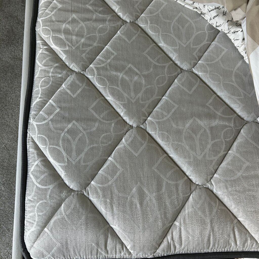 Full Size Bed, Mattress & Comforter Set