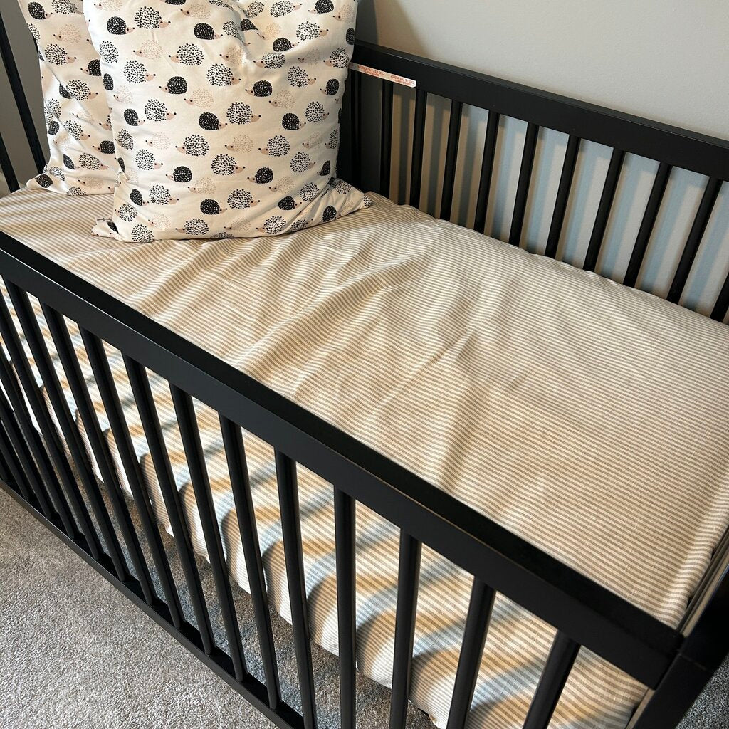 Crib with Mattress & 2 Pillows