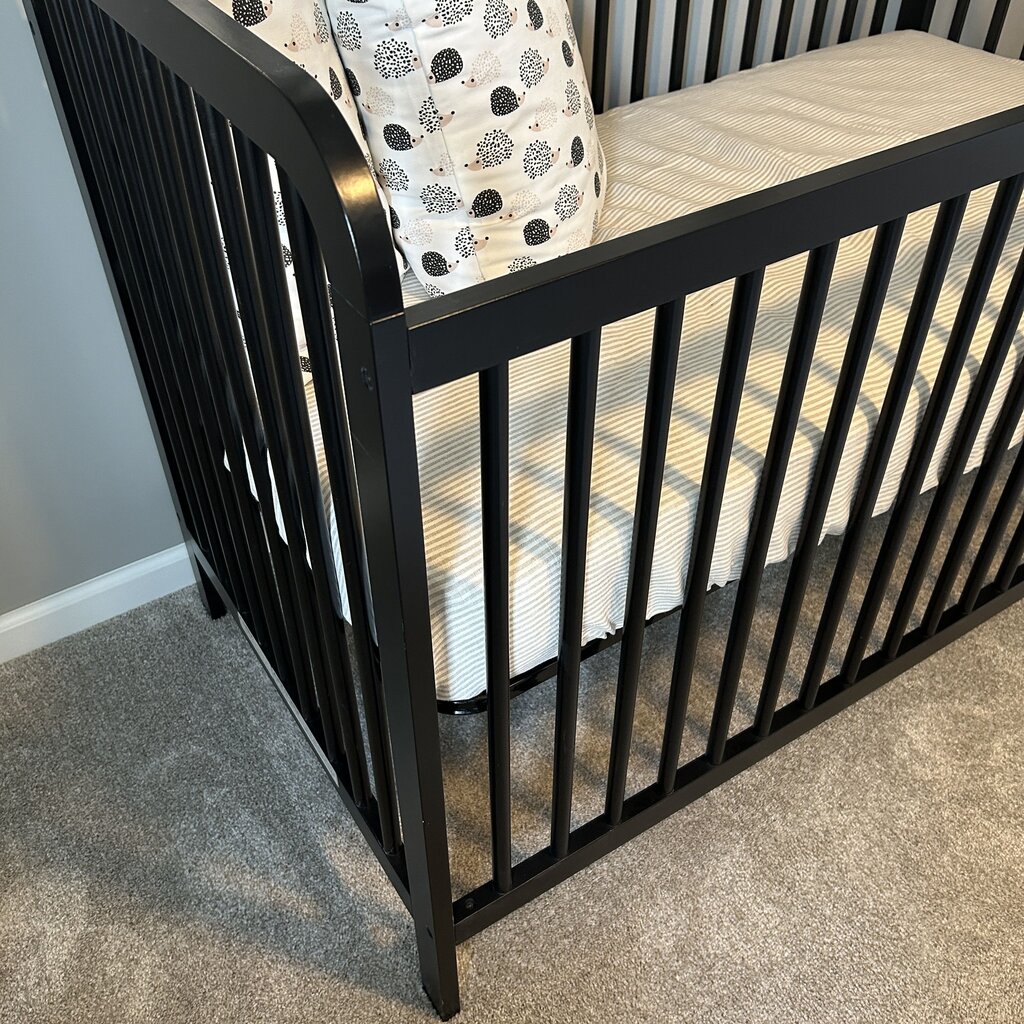 Crib with Mattress & 2 Pillows