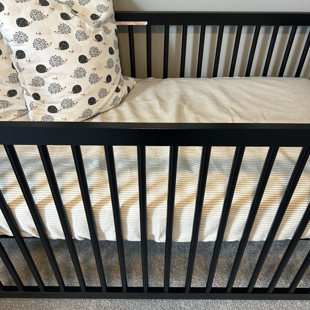 Crib with Mattress & 2 Pillows