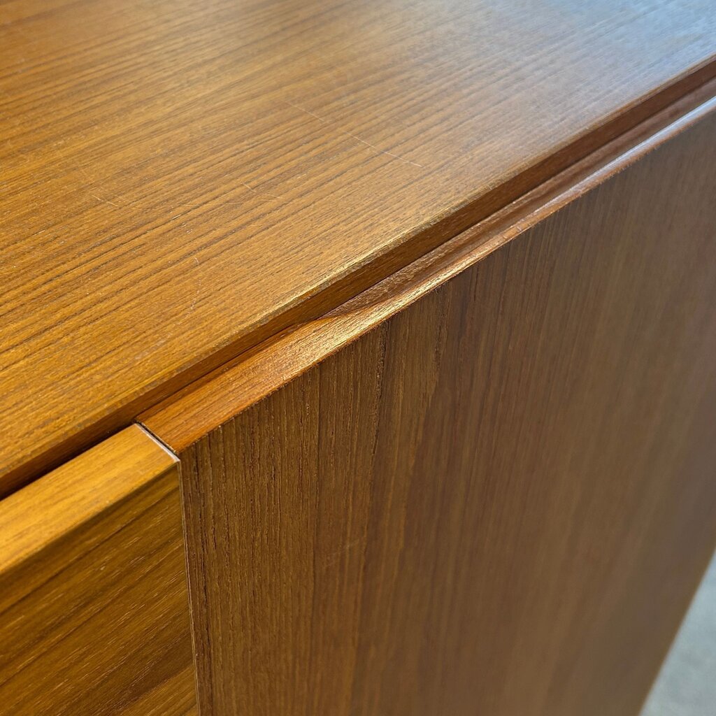 Danish MCM Dresser