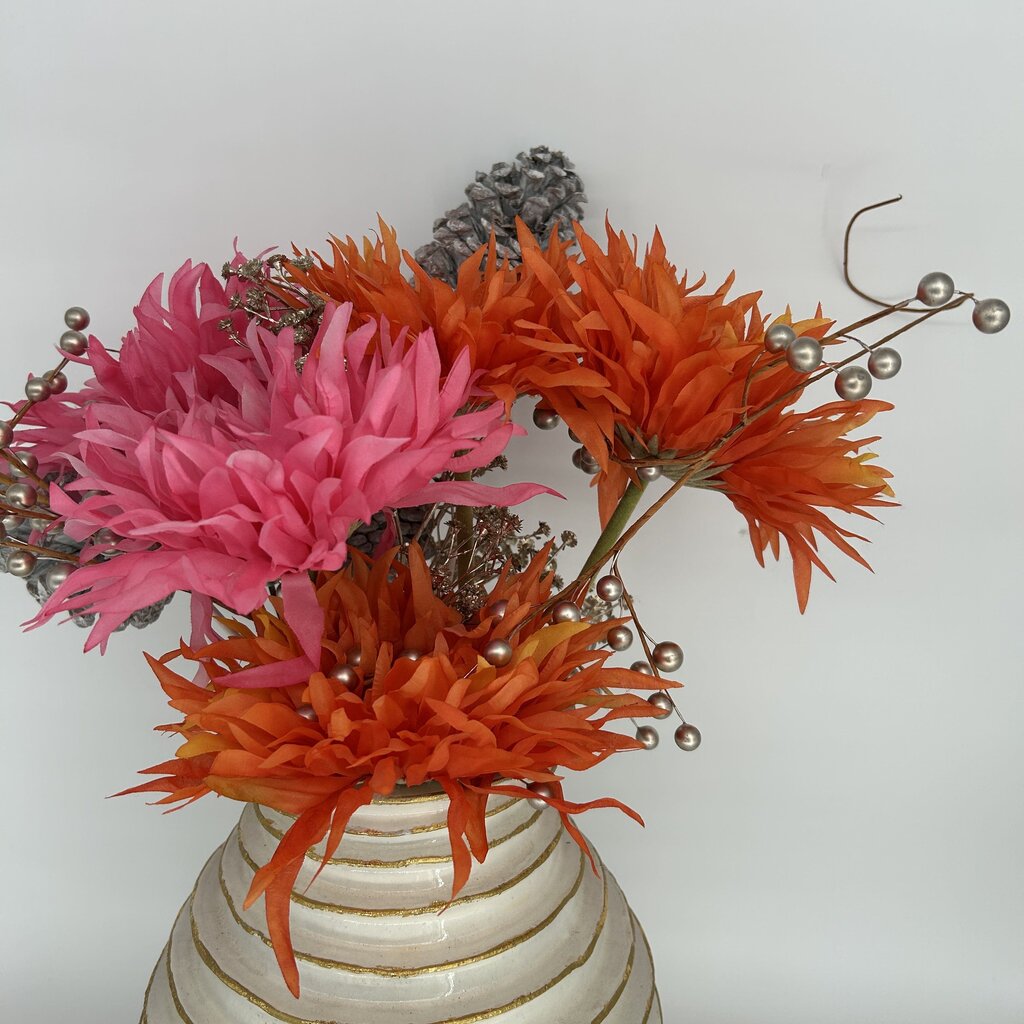 Ridged Vase w/Flowers