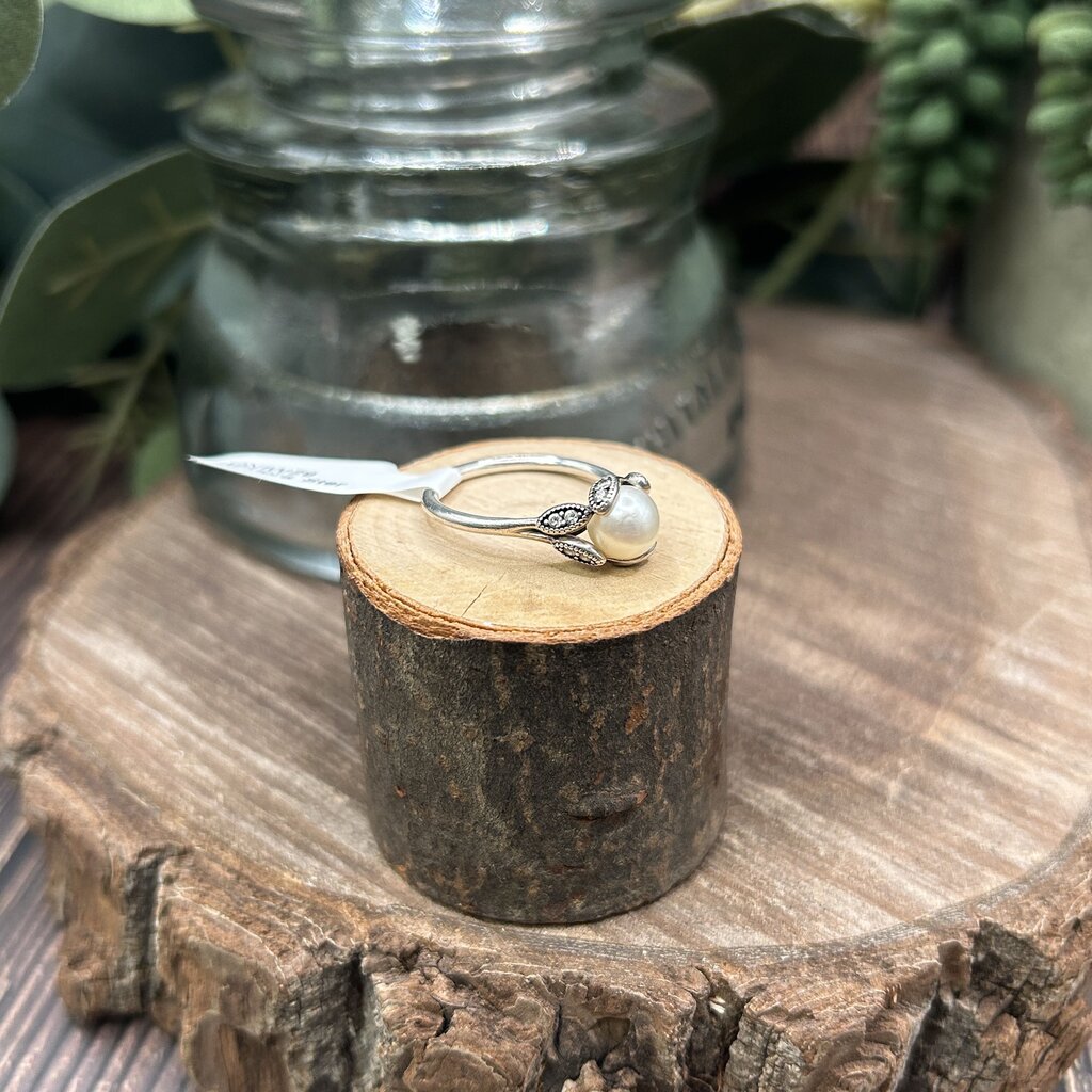 Pandora Luminous Leaves Pearl Ring