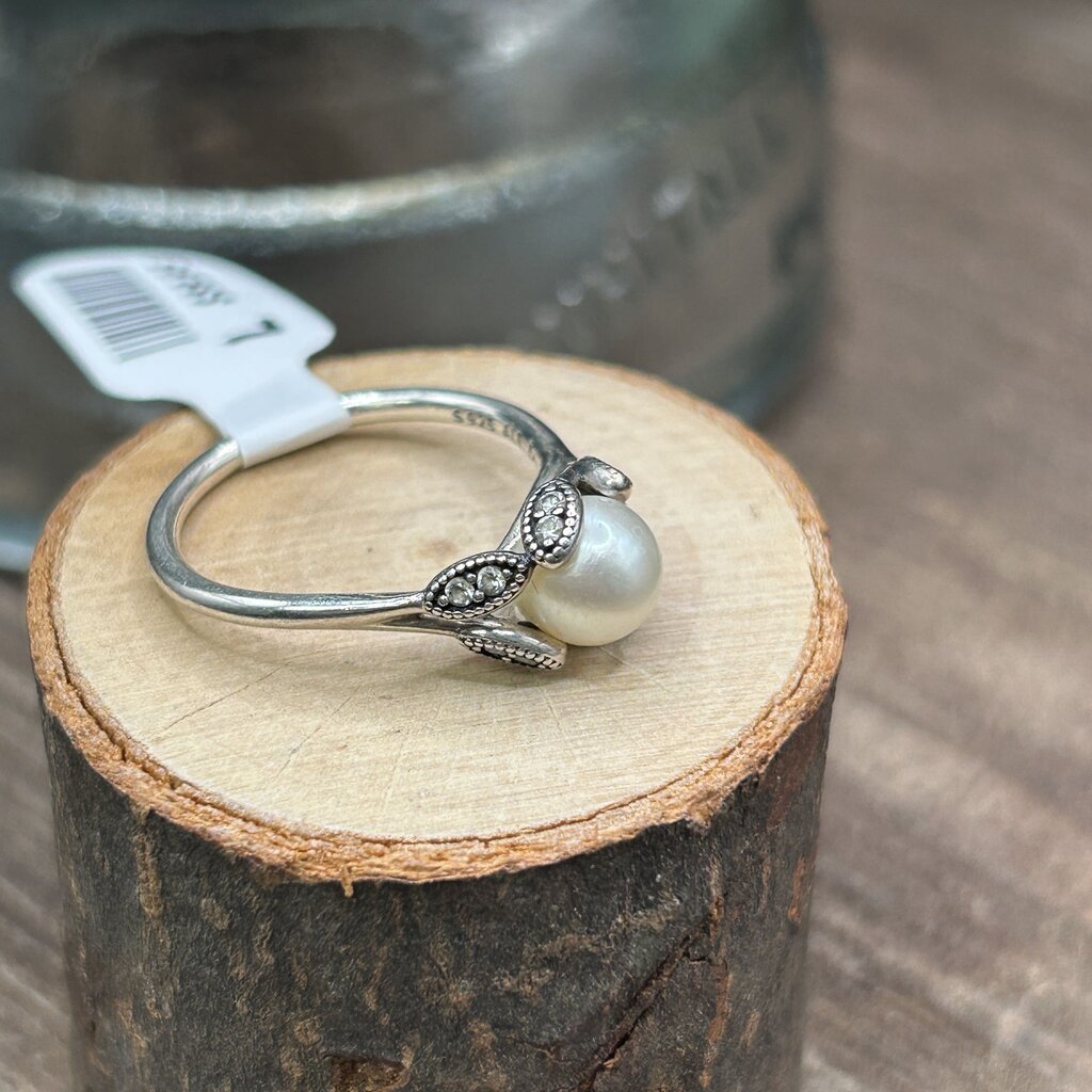 Pandora Luminous Leaves Pearl Ring