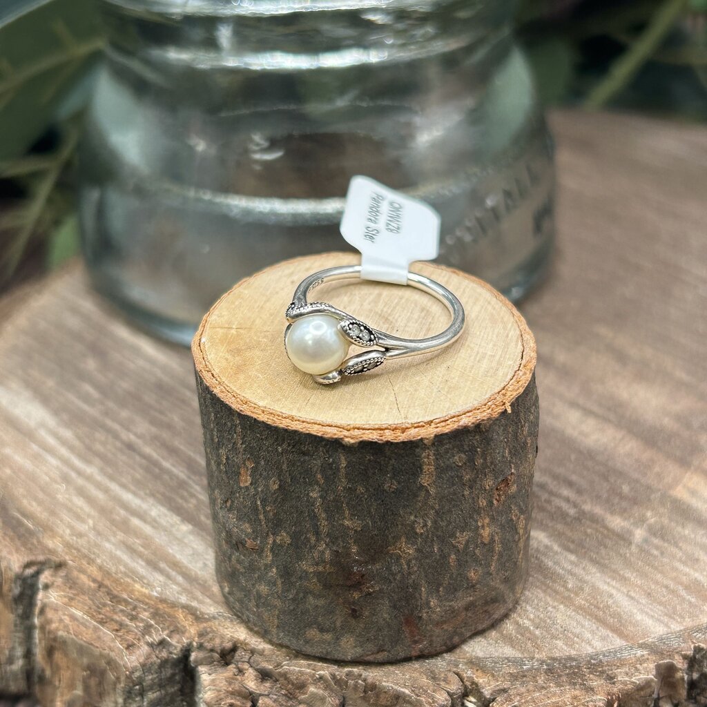 Pandora Luminous Leaves Pearl Ring